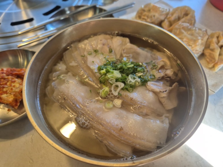 Ok-dong Sikdang 돼지곰탕 (특)
