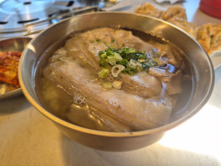 Ok-dong Sikdang 돼지곰탕 (특)