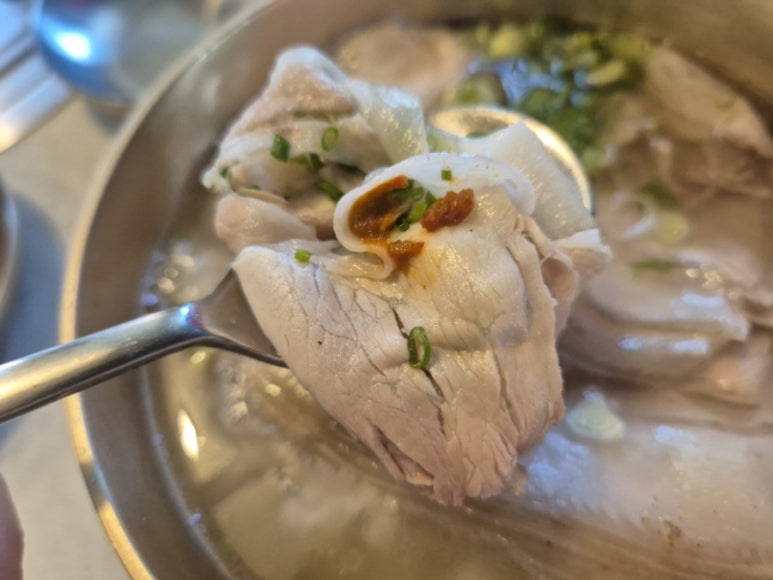 Ok-dong Sikdang 돼지곰탕과 곁들임 반찬