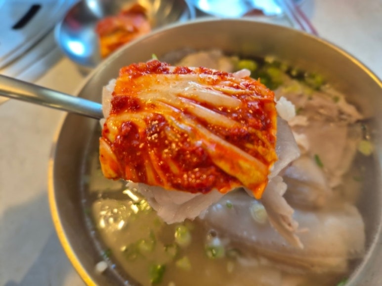 Ok-dong Sikdang 돼지곰탕과 곁들임 반찬