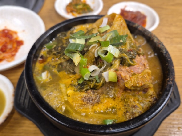 Generous ingredients in Ppyeo-haejang-guk