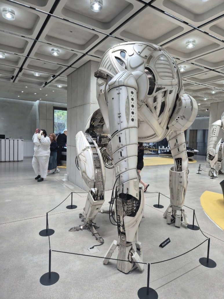 Project Space 로봇 조형물