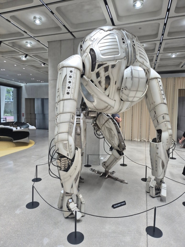 Project Space 로봇 조형물