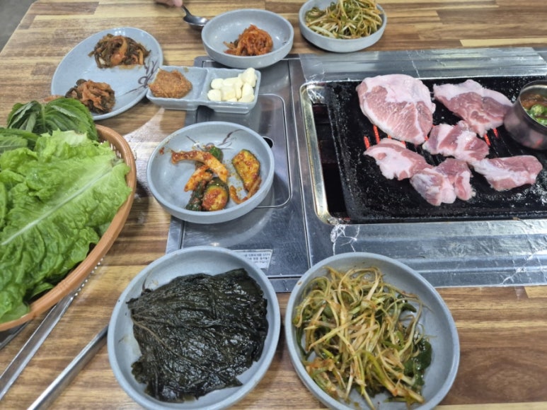 El personal cocinando la carne