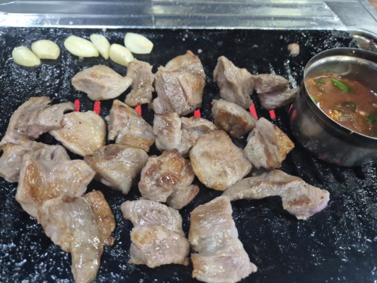 Carne cocinándose con meljeot