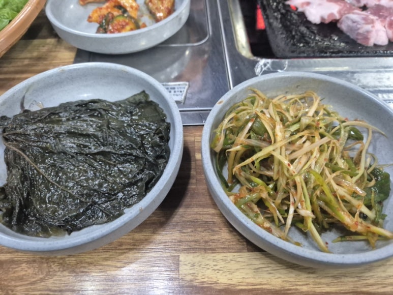 Pepinos de hoja de perilla y ensalada de cebolleta
