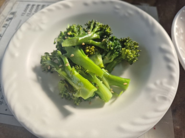 Accompagnement de nouilles d'oursin de mer - Salade de brocolis