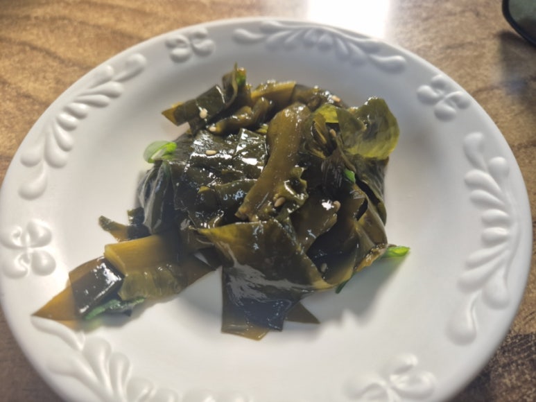 Accompagnement de nouilles d'oursin de mer - Salade d'algues