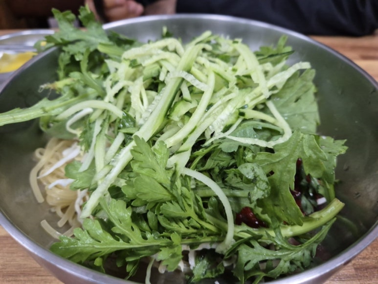 Jjolmyeon mélangé copieux