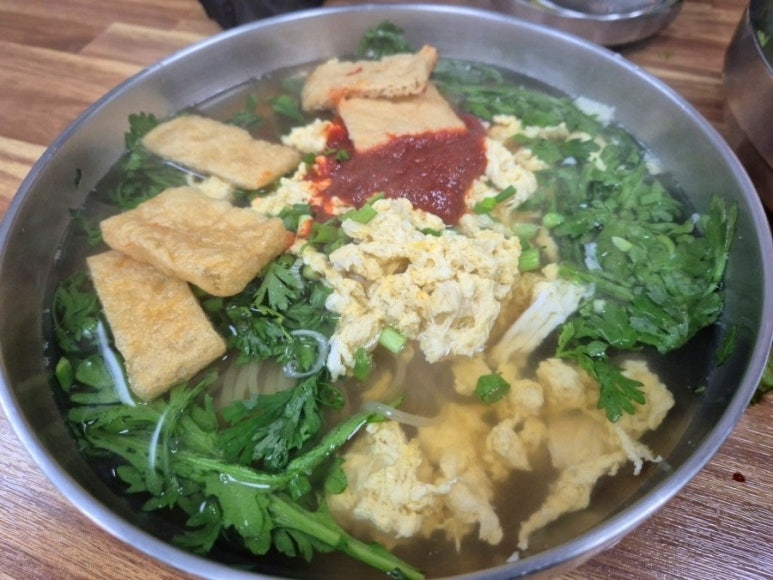 Délicieux Jjolmyeon au tofu frit
