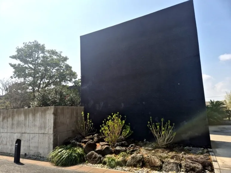 Café Muroi à Jeju : le chic minimaliste de BLACk ♡