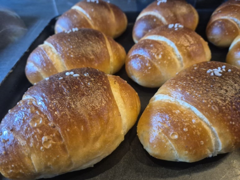 Exhibición de pan en la cafetería Muroi