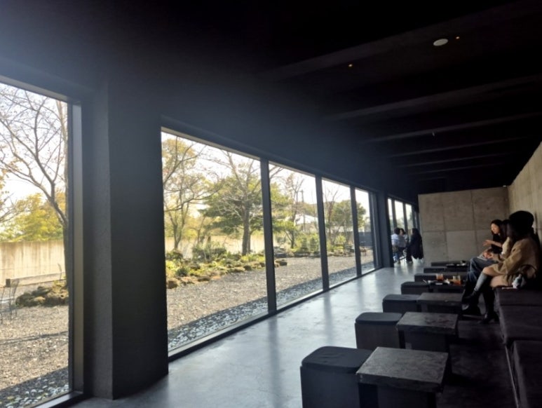 Interior de la sala de la cafetería Muroi