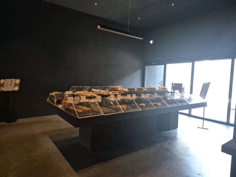 Exhibición de postres en el interior de la cafetería Muroi