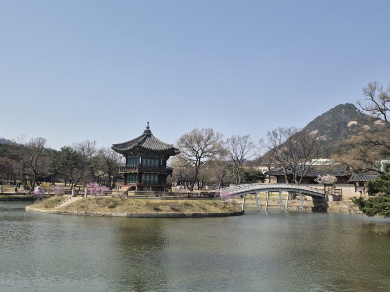 Vista general del Pabellón Hyangwonjeong