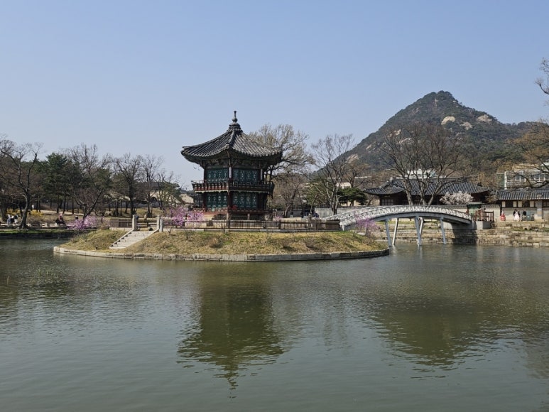 Hermosa vista del Pabellón Hyangwonjeong