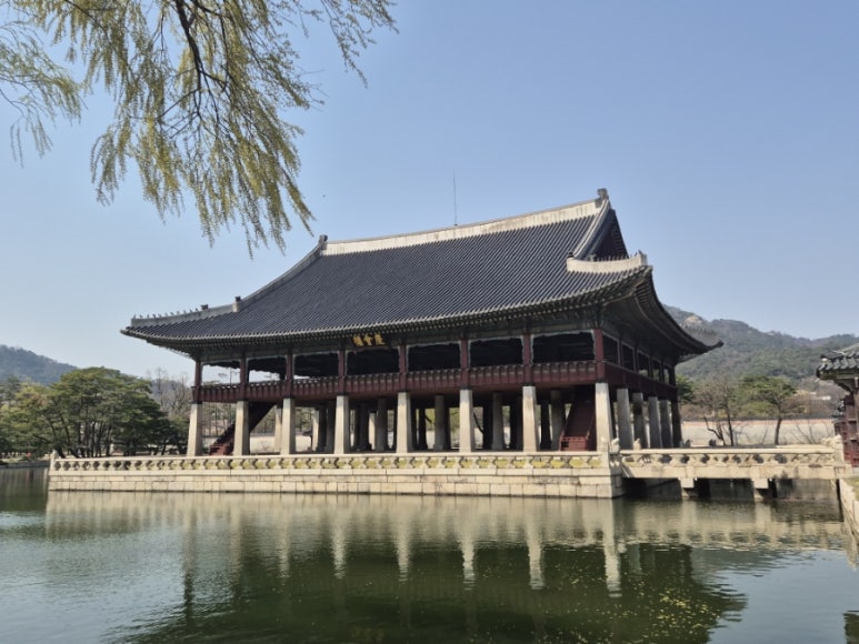Hermosa figura del Pabellón Gyeonghoeru