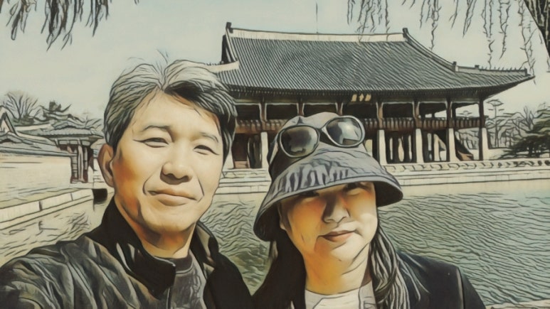 Foto de recuerdo con filtro de acuarela frente al Pabellón Gyeonghoeru