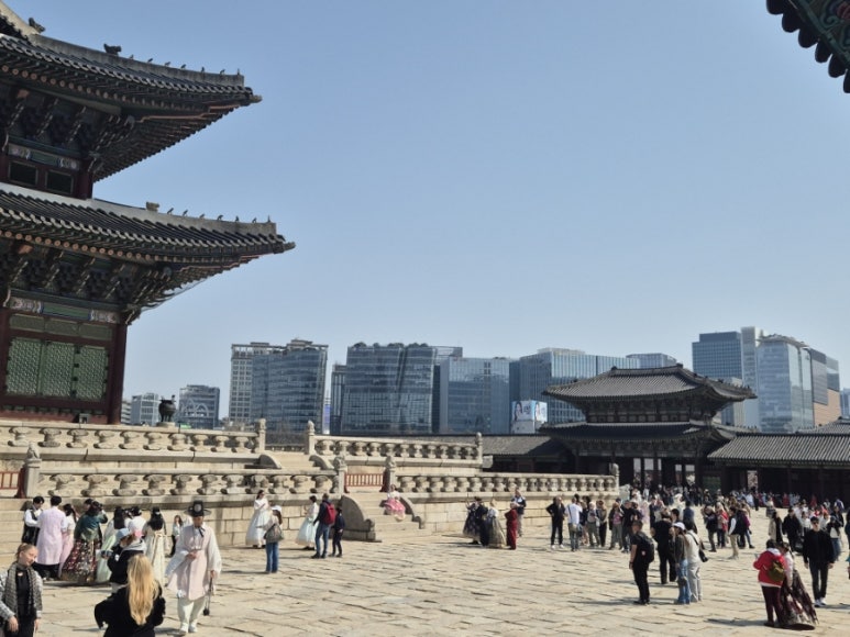 Reyes que celebraron ceremonias de coronación en el Salón Geunjeongjeon