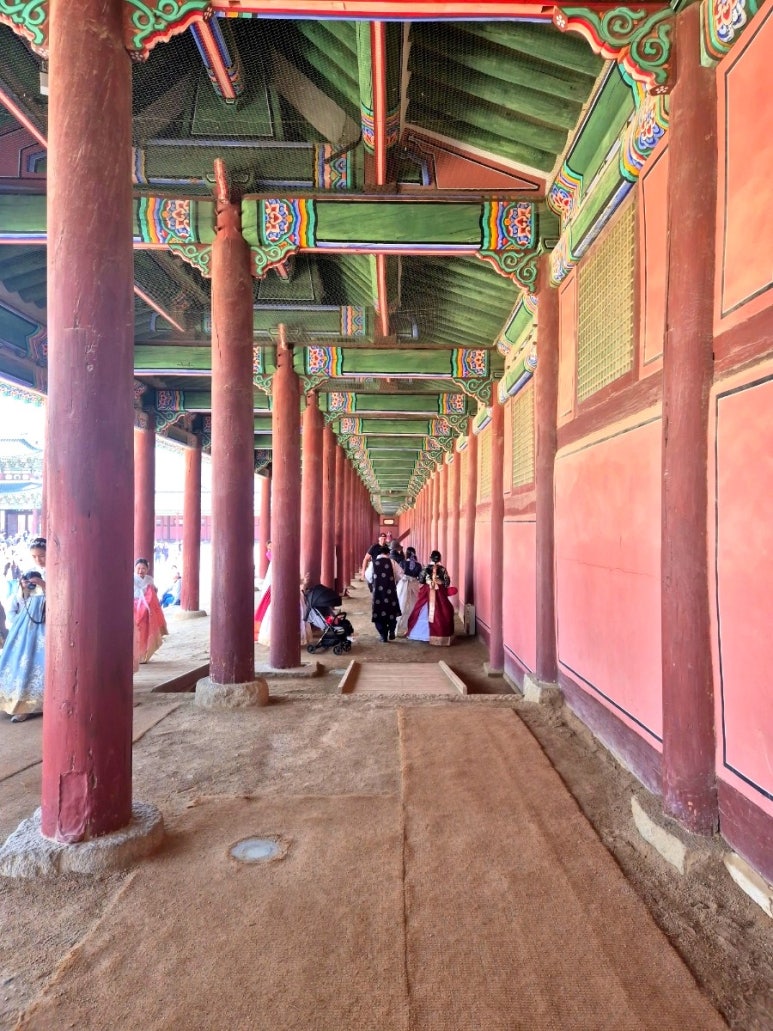 Punto de foto frente al Salón Geunjeongjeon
