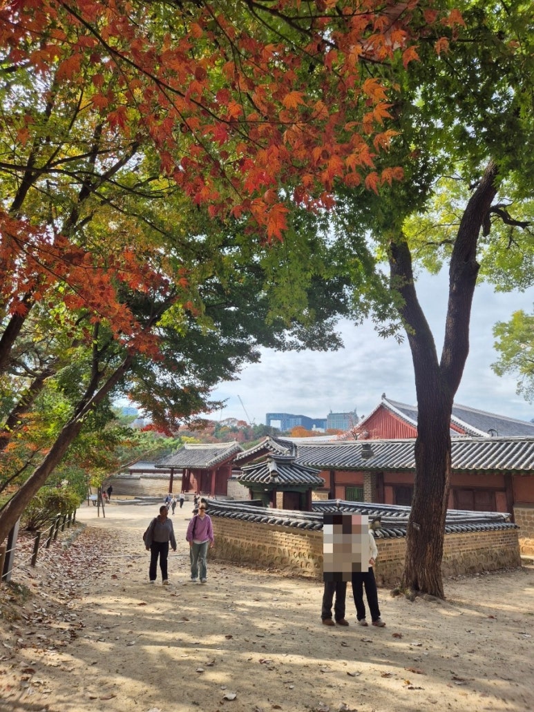 Visiteurs à l'intérieur du Sanctuaire de Jongmyo