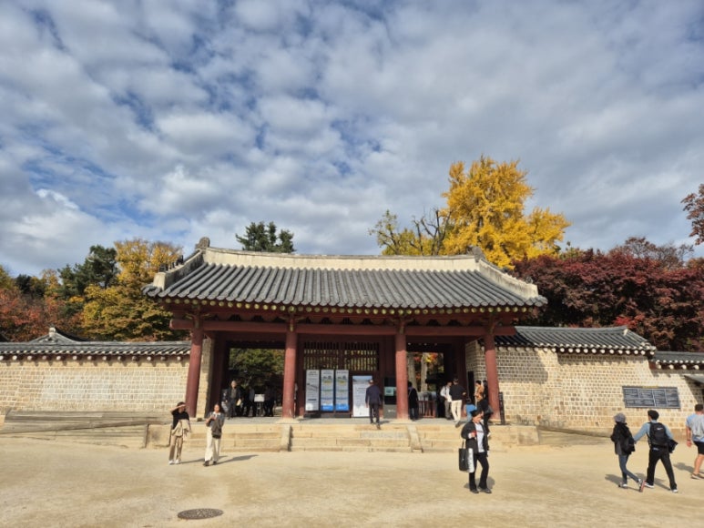 Visiteurs du Sanctuaire de Jongmyo