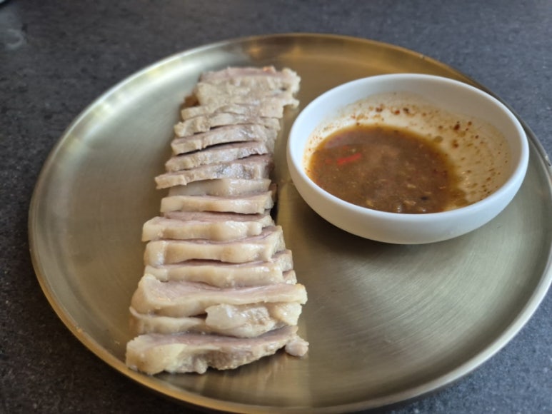 Media ración de cerdo a la parrilla con salsa de pescado fermentado y kimchi