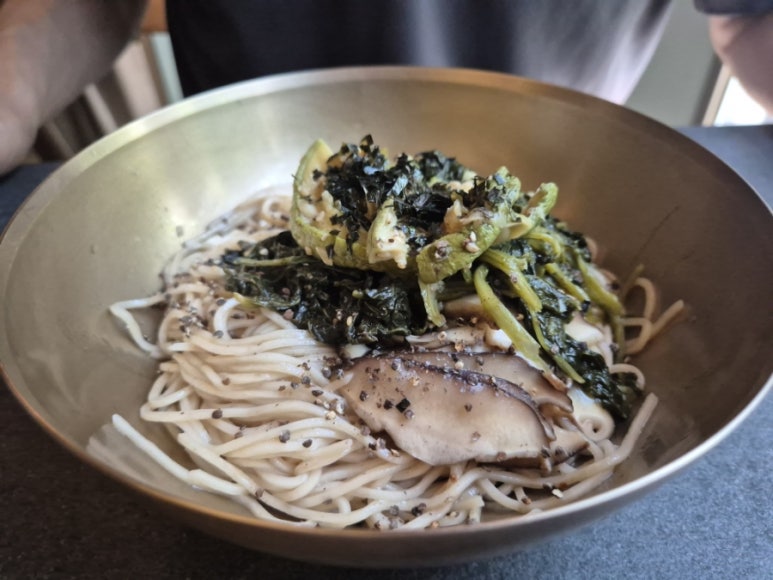 Ingredientes de los fideos de 5 colores de verduras silvestres