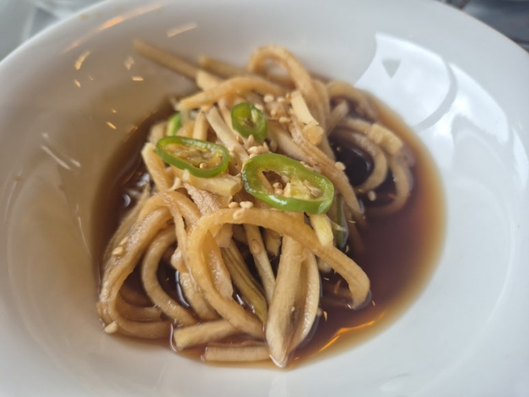 Củ ngưu bàng kho tại Nhà hàng Ốc Sên