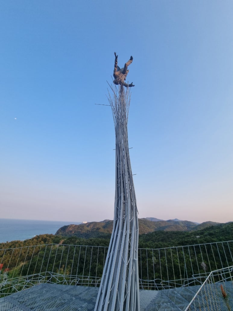 Tượng người đàn ông bị sét đánh