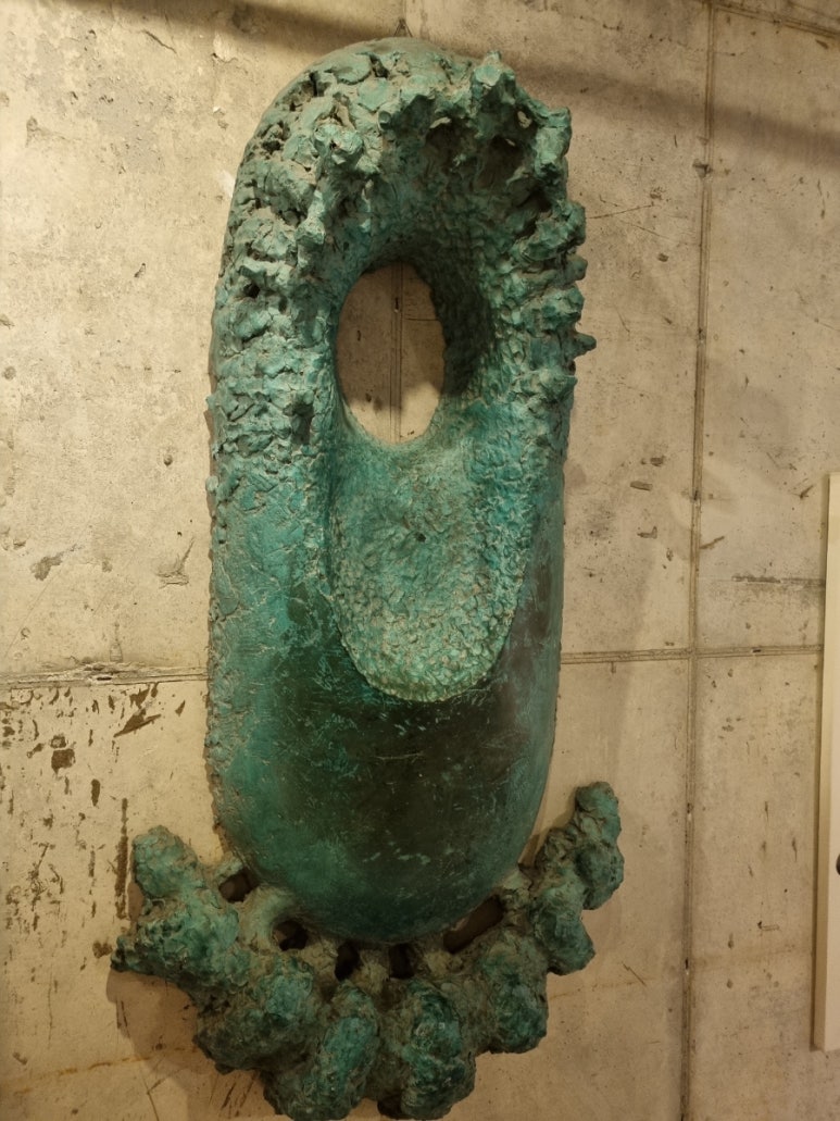 Người đàn ông đỏ giữa vườn hoa