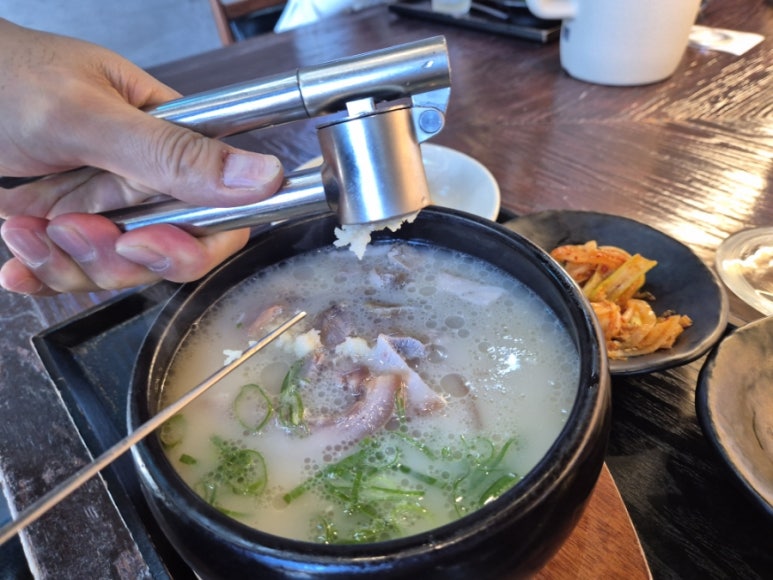 Anmok Strand 돼지라면 Knoblauch hinzugefügt