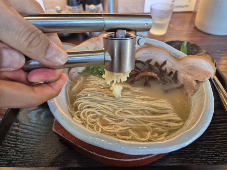 Anmok Strand 돼지라면 Knoblauch hinzugefügt