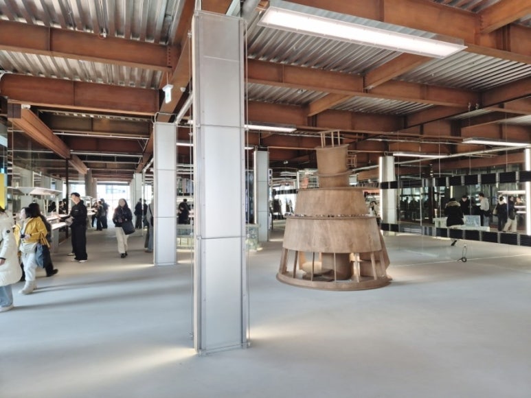 Intérieur du 2ème étage - Présentoir en sculpture de bois brut