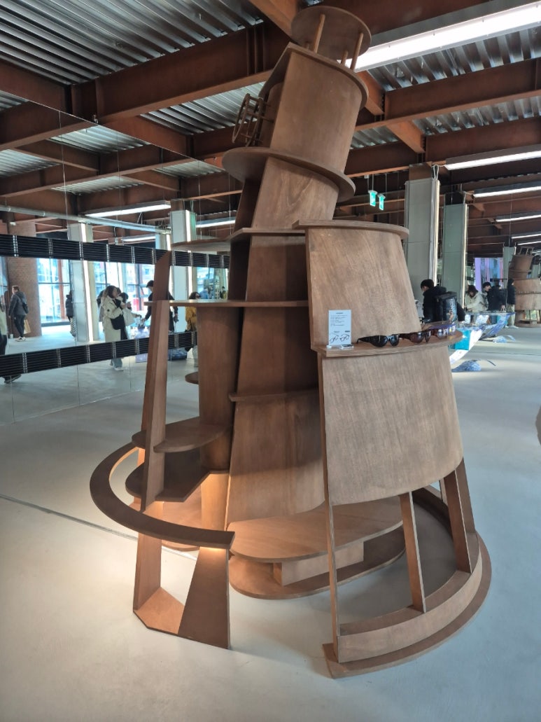 Intérieur du 2ème étage - Détail du présentoir en sculpture de bois brut
