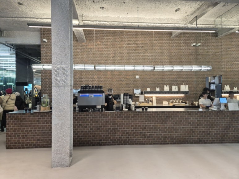 Intérieur du café du 3ème étage - Comptoir et espace d'assise