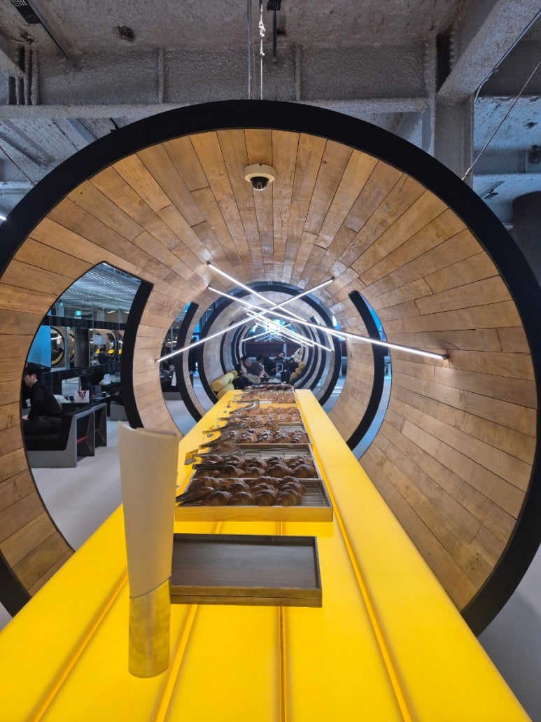 Intérieur du café du 3ème étage - Design de tunnel en bois brut