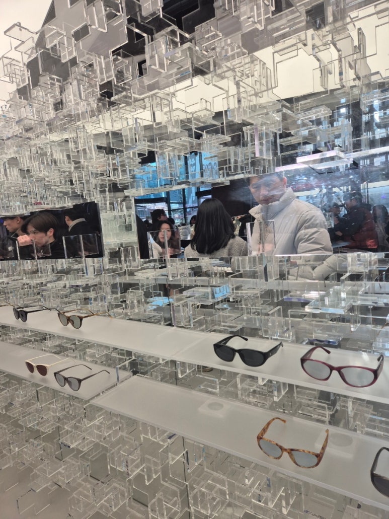 Intérieur du 1er étage - Présentation de lunettes et de lunettes de soleil