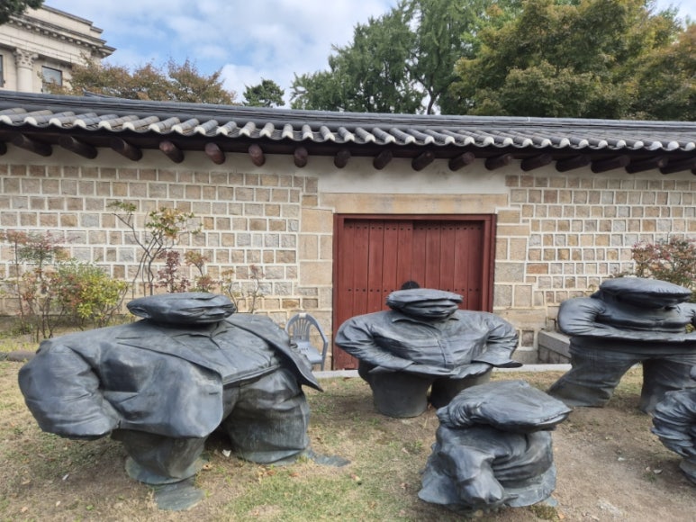 Escultura en el sendero de piedra del Palacio Deoksugung