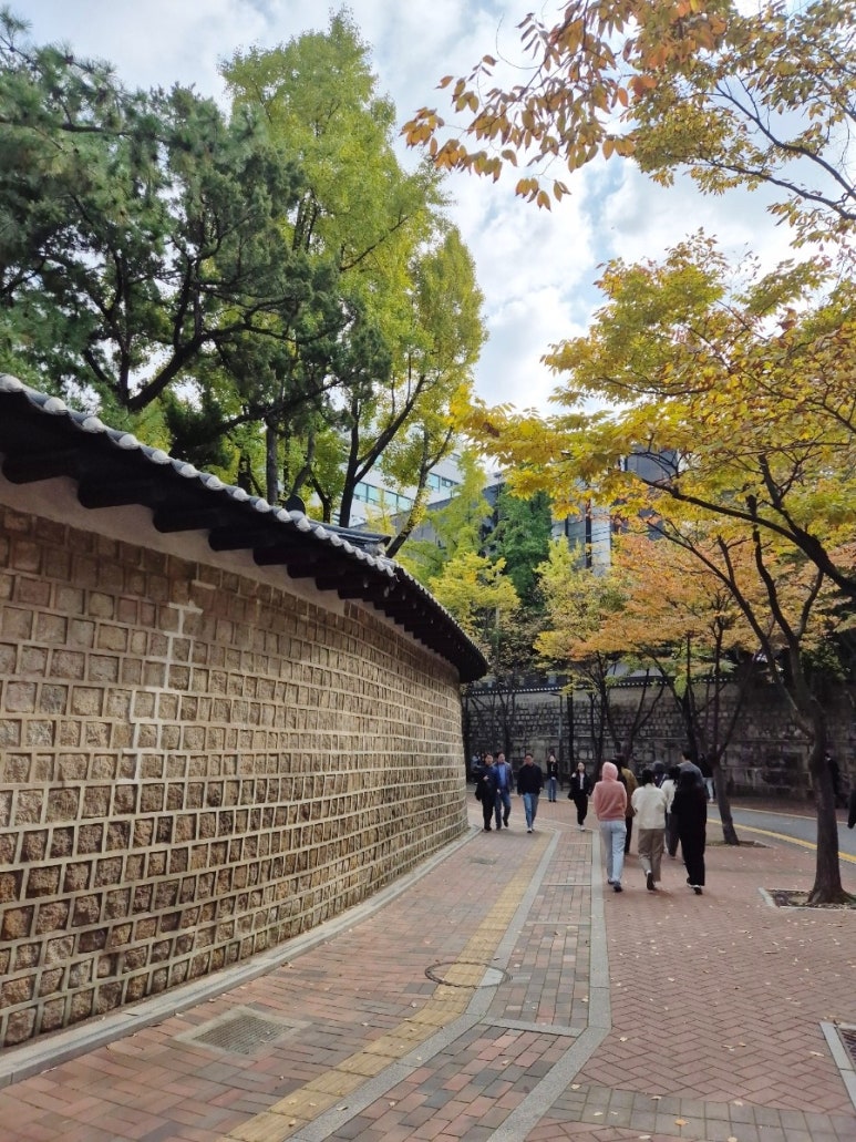 Paseo por el sendero de piedra del Palacio Deoksugung