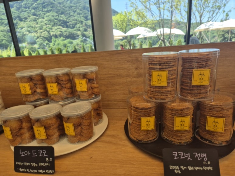 面包陈列架被填满的样子