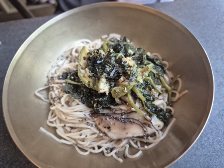5-farbige Nudeln mit Gemüse und Makgeolli-Essig