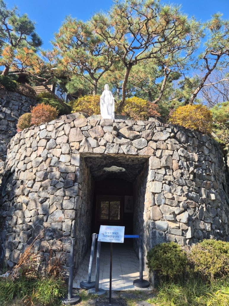 Estatua de la Virgen María