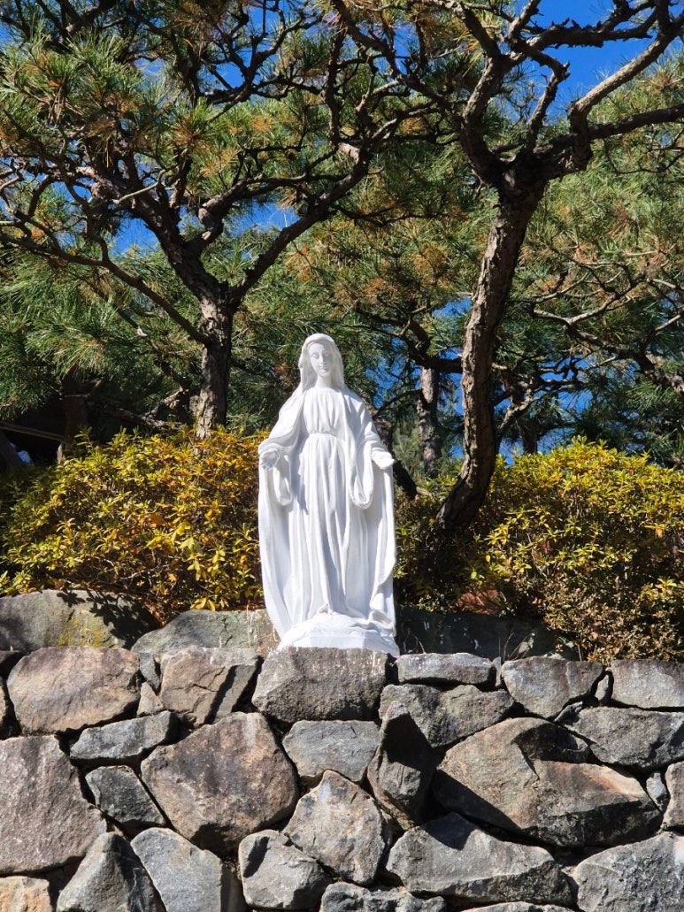 Estatua de la Virgen María