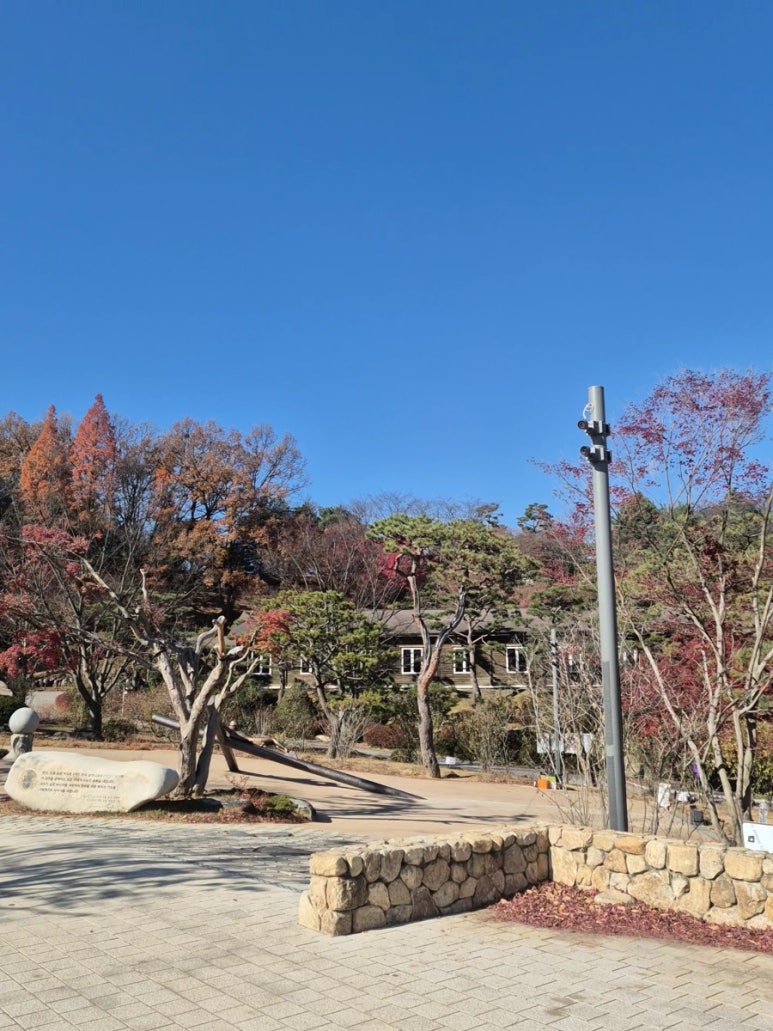 Estatua de Jesús en una cruz inclinada