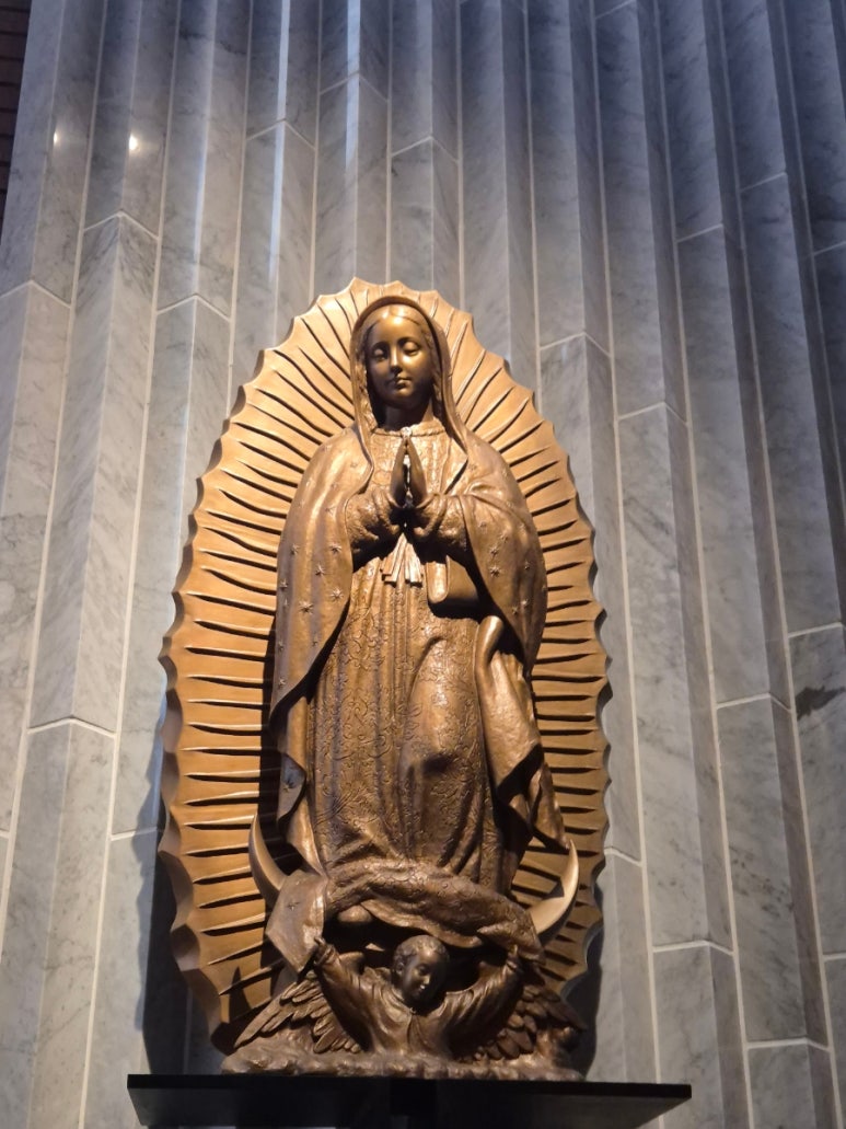 Escultura de la Virgen María