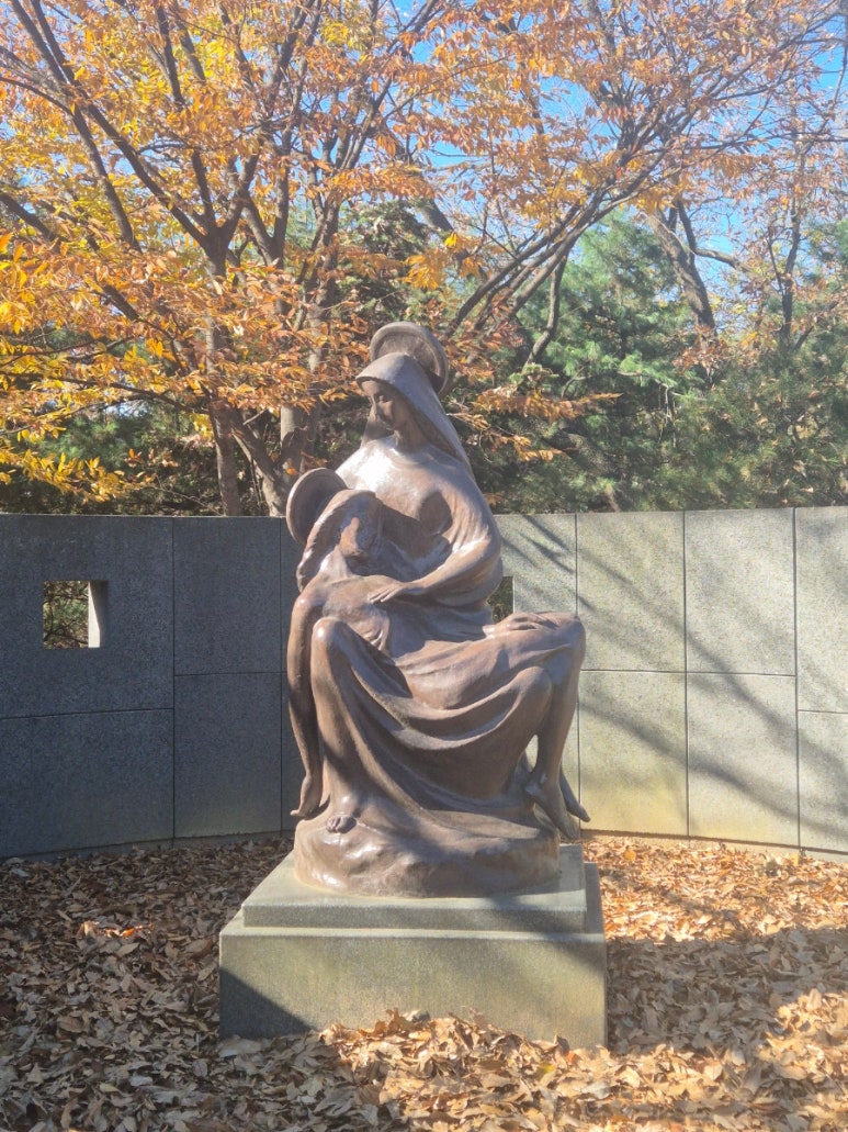 Estatua de la Virgen María