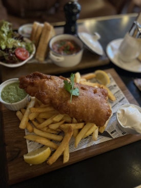 Gros plan sur le fish and chips à Burgring 1