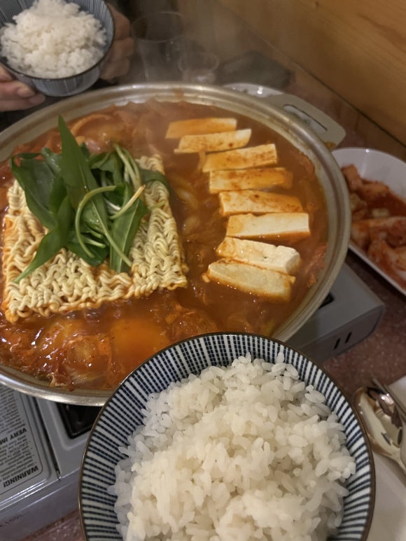 Gros plan sur le budae jjigae à Kokos