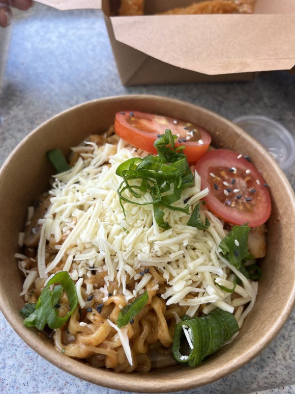 Buldak bokkeummyeon ressemblant à des spaghettis à la sauce rosée à Vienna Central T (Asia food)